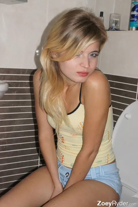 Zoey Ryder: Blonde in Shorts Bares Her Tits on the Toilet – photo 7 of 15