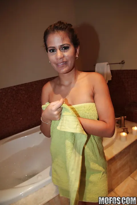 Latina Spreads Her Wet Pussy in the Bathroom After a Bath – photo 5 of 16