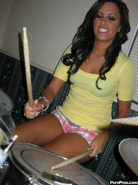 Taisa Banx: Hairy Brunette Latina Sheds Her Shorts After Karaoke – photo 4 of 16