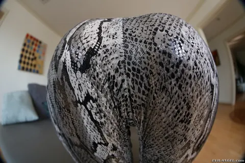 Erica Fontes: Blonde PAWG in Yoga Pants Spreads Her Ass – photo 7 of 17
