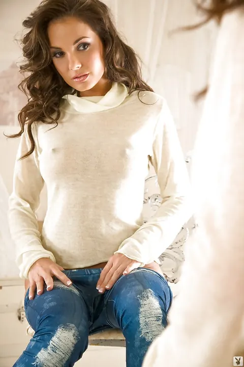 Hillary Fisher: Brunette Strips Out of Her Jeans to Show Off Her Big Tits – photo 9 of 16