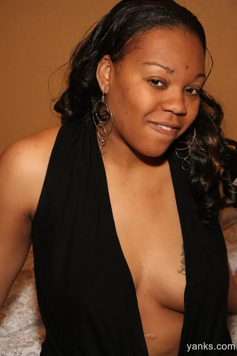 Ebony Woman Uses a Dildo and Spreads Open – photo 4 of 17
