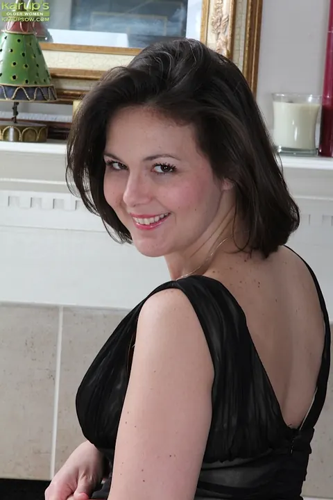 Carlita Johnson: Curvy Brunette MILF Pulls Her Panties Aside and Spreads – photo 4 of 16
