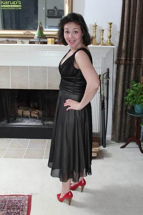 Carlita Johnson: Curvy Brunette MILF Pulls Her Panties Aside and Spreads – photo 2 of 16