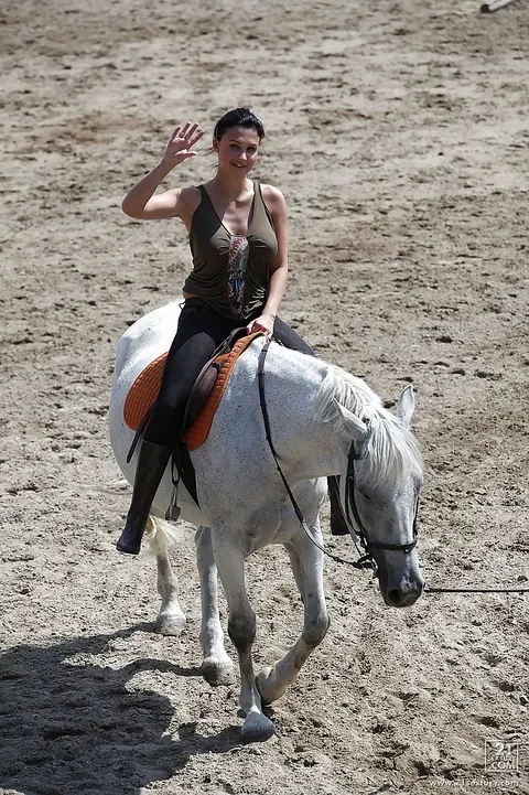 Aletta Ocean: Busty Brunette in Glasses Poses Nude Outdoors with a Horse – photo 15 of 16