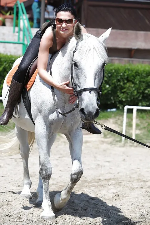 Aletta Ocean: Busty Brunette in Glasses Poses Nude Outdoors with a Horse – photo 8 of 16