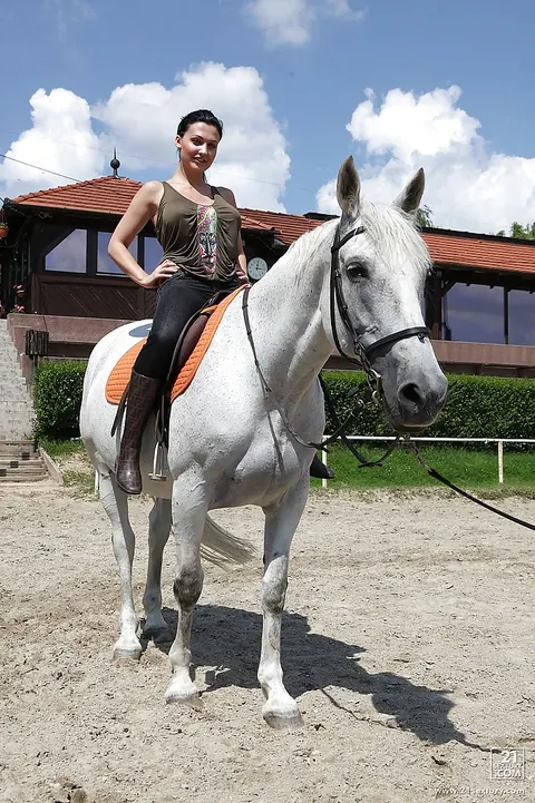 Aletta Ocean: Busty Brunette in Glasses Poses Nude Outdoors with a Horse – photo 16 of 16