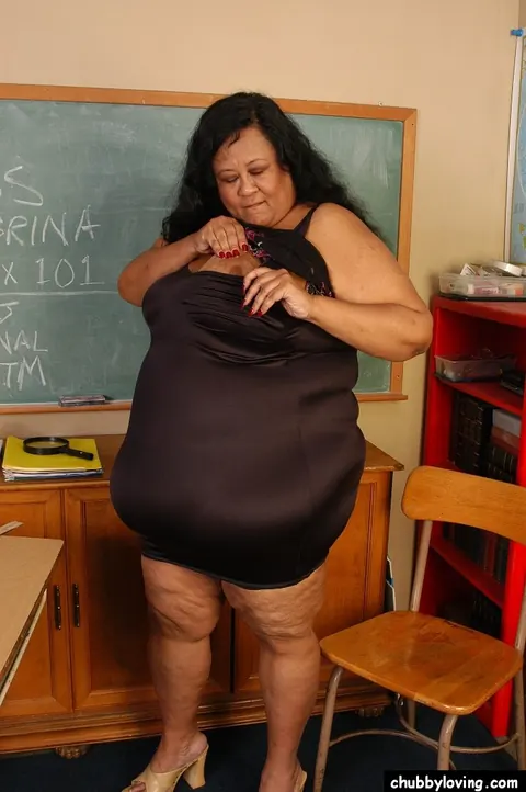 Mature Latina Reveals Huge Saggy Tits and Deep Rolls – photo 2 of 16