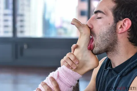 Naomi Swann: Blonde Gets Fucked Outdoors While Her Feet Are Licked – photo 9 of 18