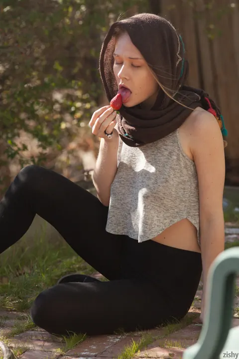 Gloria Paquette: Skinny Woman Flashes Her Tits in Yoga Pants Outdoors – photo 4 of 11