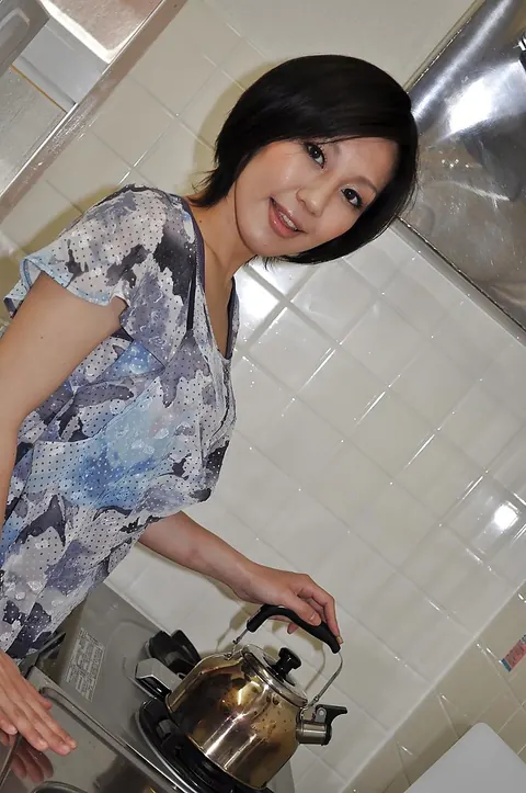 Mayumi Iihara: Asian MILF Strips Off Her Lingerie and Fingers Her Pussy – photo 1 of 16