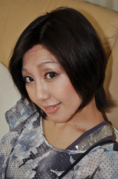 Mayumi Iihara: Asian MILF Strips Off Her Lingerie and Fingers Her Pussy – photo 4 of 16