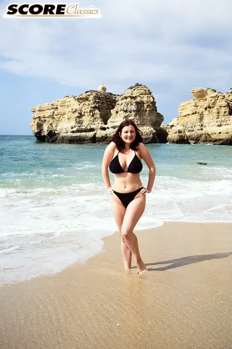 Lorna Morgan: British MILF Strips Out of Her Bikini on the Beach – photo 7 of 16