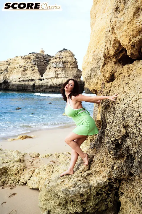 Lorna Morgan: British MILF Strips Out of Her Bikini on the Beach – photo 1 of 16