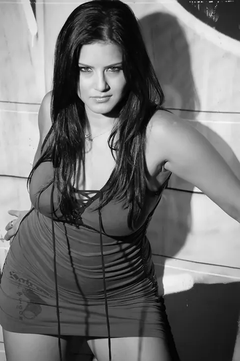 Sunny Leone: Asian MILF with Big Tits Poses Nude and Turns Around – photo 1 of 16