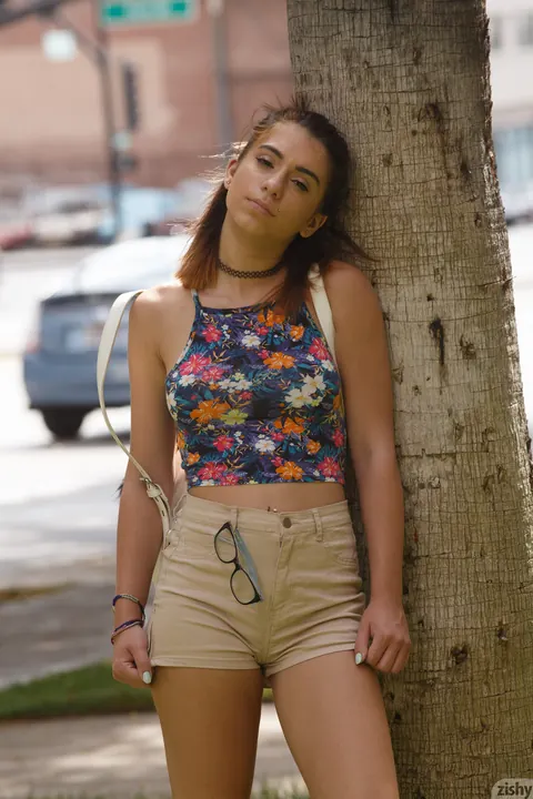 Joseline Kelly: Amateur Brunette Flashes Her Big Natural Tits in Public – photo 2 of 11