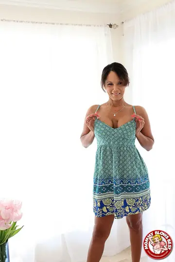 Anjanette Astoria – Brunette MILF Strips and Spreads Outdoors
