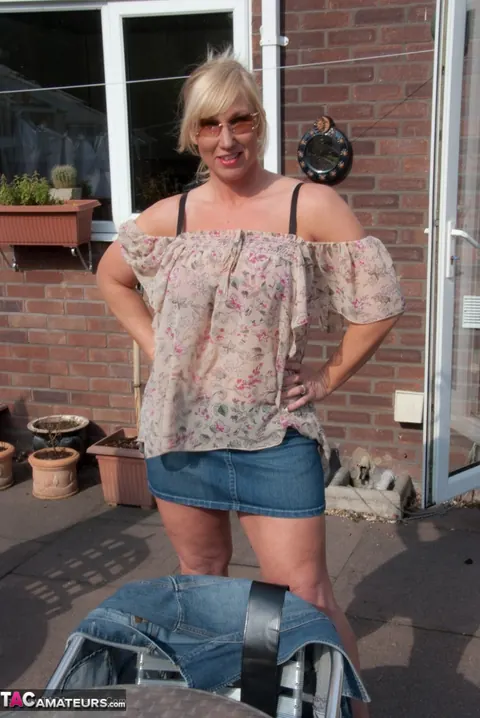 Melody Charm: Curvy British MILF Strips on Patio and Fingers Her Pussy – photo 5 of 20