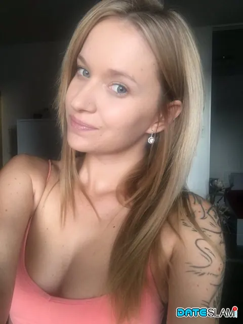 Chaynee: Blonde with Tattoo Shows Her Firm Ass in the Mirror Selfie – photo 9 of 12