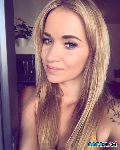 Chaynee: Blonde with Tattoo Shows Her Firm Ass in the Mirror Selfie – photo 8 of 12