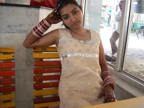 Indian Bride Undresses Nude Outdoors on Honeymoon – photo 9 of 10
