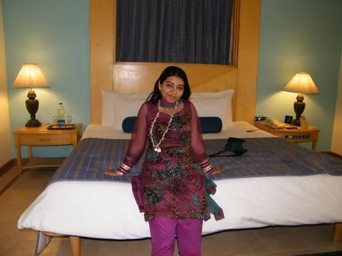 Indian Bride Undresses Nude Outdoors on Honeymoon – photo 2 of 10
