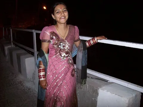 Indian Bride Undresses Nude Outdoors on Honeymoon – photo 6 of 10