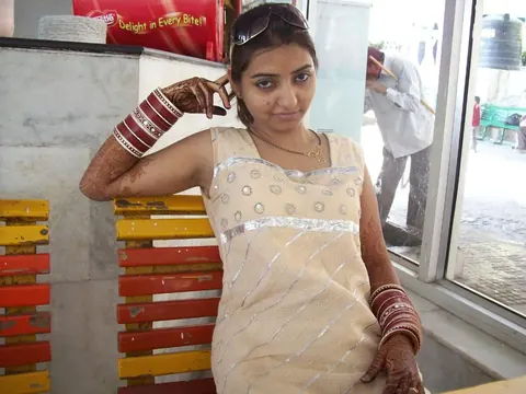 Indian Bride Undresses Nude Outdoors on Honeymoon – photo 8 of 10