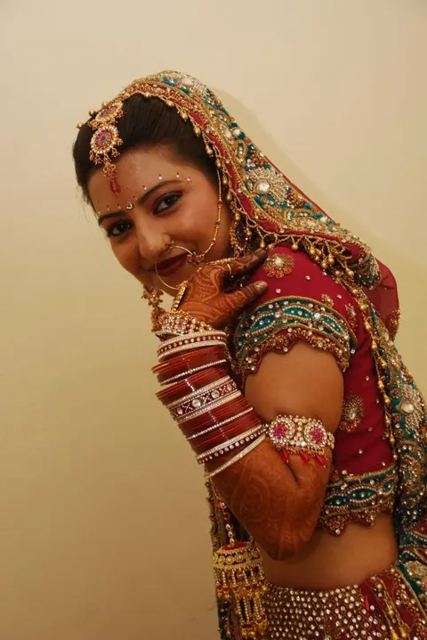Indian Bride Undresses Nude Outdoors on Honeymoon – photo 3 of 10