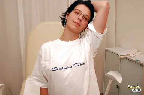 Short-Haired PAWG in Glasses Fingers Her Shaved Pussy – photo 1 of 16