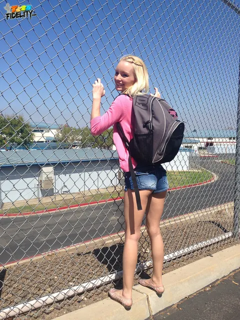Sammie Daniels: Petite Blonde Flashes Her Tight Body Outdoors and in Selfies – photo 6 of 17