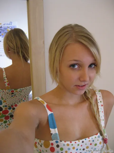 Elle Blue: Blonde with Big Tits Exposes Herself in the Mirror Selfies – photo 2 of 16