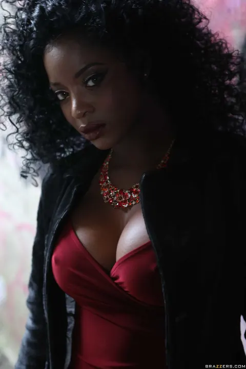 Jasmine Webb: Busty Ebony MILF in Stockings Sucks Cock and Gets Fucked – photo 2 of 21