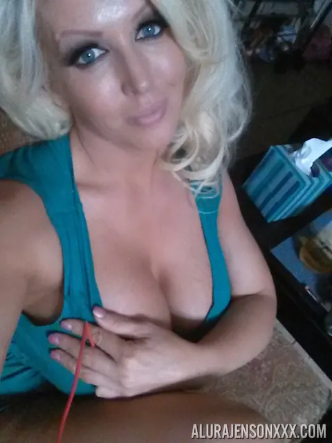 Alura Jenson: Curvy Blonde MILF Bares Her Big Natural Tits Outdoors for a Selfie – photo 2 of 12