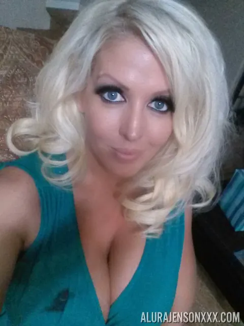 Alura Jenson: Curvy Blonde MILF Bares Her Big Natural Tits Outdoors for a Selfie – photo 1 of 12