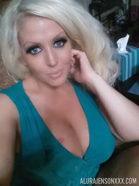 Alura Jenson: Curvy Blonde MILF Bares Her Big Natural Tits Outdoors for a Selfie – photo 3 of 12