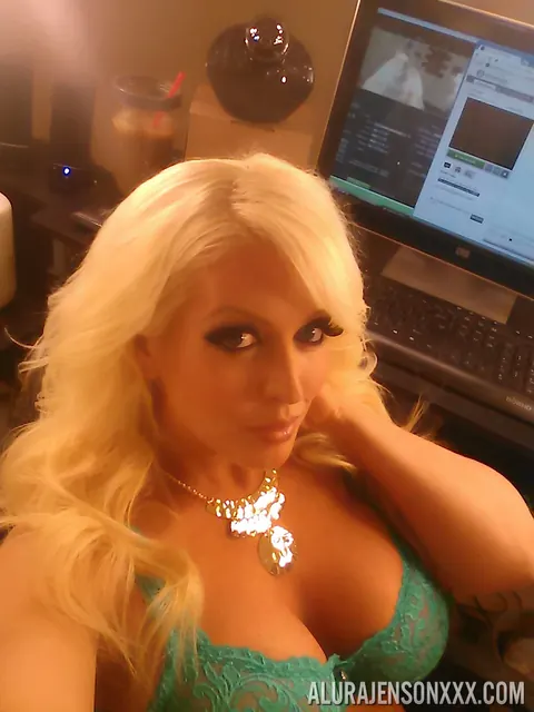 Alura Jenson: Curvy Blonde MILF Bares Her Big Natural Tits Outdoors for a Selfie – photo 6 of 12