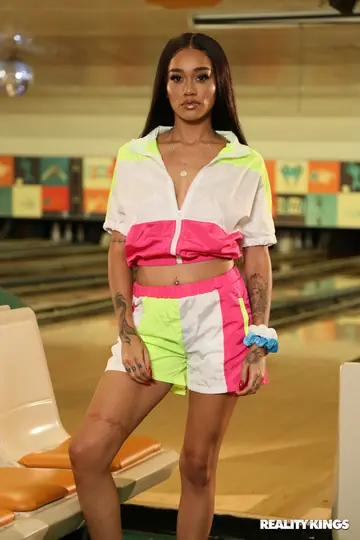 Julie Kay – Thick Ebony Babe Shows Her Big Tits in the Gym Shorts