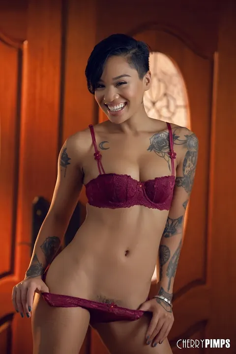 Honey Gold: Short-Haired Ebony Babe Spreads Her Pussy in High Heels – photo 2 of 20