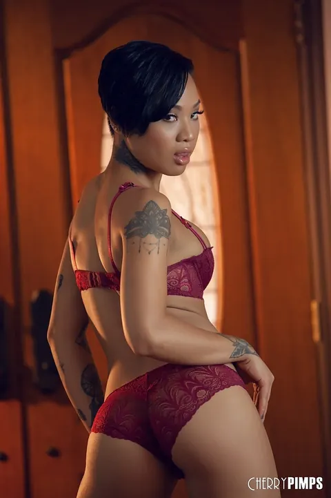Honey Gold: Short-Haired Ebony Babe Spreads Her Pussy in High Heels – photo 3 of 20