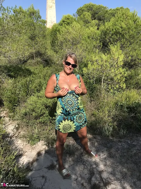 Sweet Susi: Curvy Blonde MILF Strips Out of Her Dress and Bikini Outdoors – photo 3 of 20