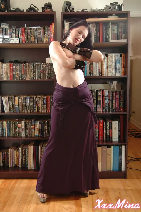 Mina Gorey: Thick Brunette MILF Strips Out of Her Skirt and Heels – photo 5 of 15