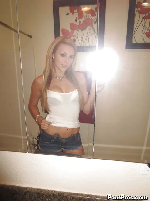 Nikki Seven: Blonde Undresses Out of Her Shorts in the Mirror Selfies – photo 2 of 16