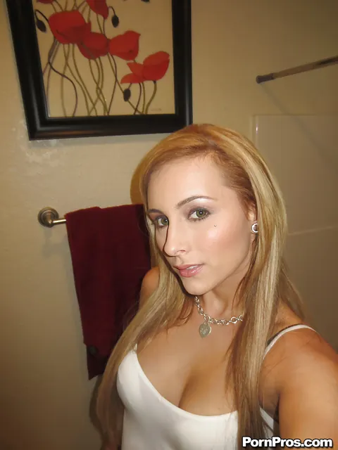 Nikki Seven: Blonde Undresses Out of Her Shorts in the Mirror Selfies – photo 4 of 16