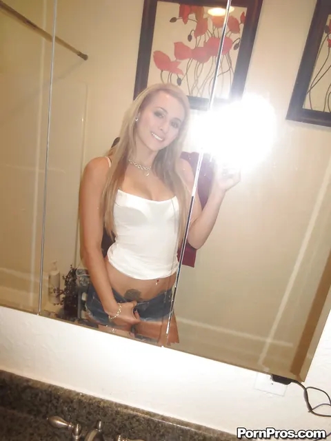 Nikki Seven: Blonde Undresses Out of Her Shorts in the Mirror Selfies – photo 3 of 16
