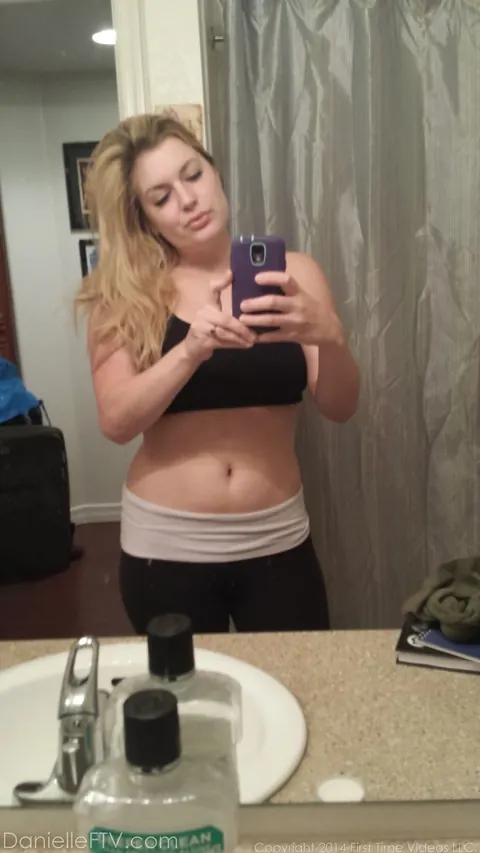 Danielle Delaunay: Busty Blonde Poses in Lingerie Selfies with Glasses – photo 5 of 14