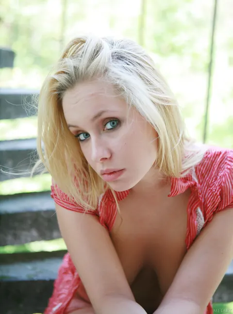 Busty Babe Opens Her Shirt and Spreads Outdoors – photo 14 of 19