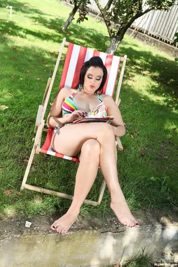 Busty Curvy MILF Strips Out of Her Bikini Outdoors for Facesitting
