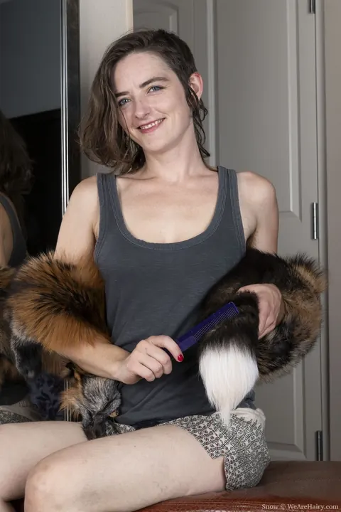 Raven Snow: Brunette Strips Out of Her Shorts and Fingers Her Hairy Bush – photo 4 of 21