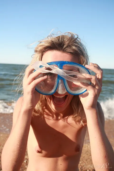 Blonde PAWG in a Bikini Spreads Her Pussy on the Beach – photo 6 of 16